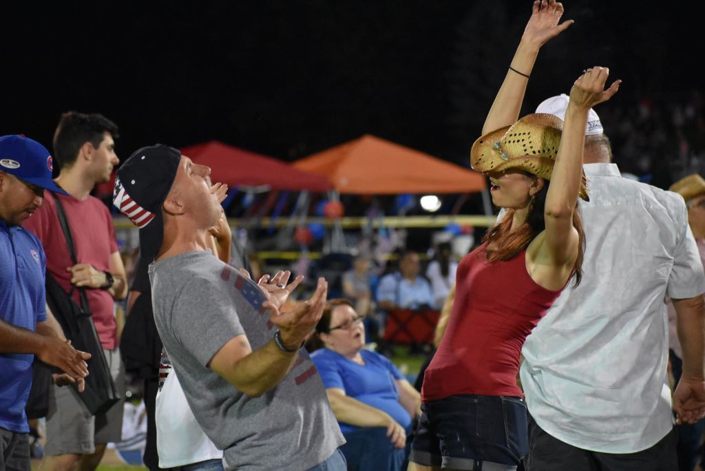 4TH OF JULY DANCING COUPLE